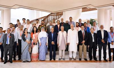 নির্বিঘ্ন ঈদ উপহার দেওয়ায় কর্মকর্তাদের ধন্যবাদ প্রধান উপদেষ্টার