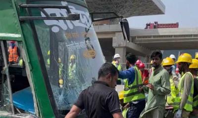 থার্ড টার্মিনালের নিরাপত্তা বাউন্ডারি ভেঙে ঢুকে পড়লো বাস, প্রকৌশলী নিহত