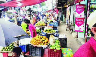 হকারদের দখলে নগরবাসীর স্বপ্নের ফুটপাত
