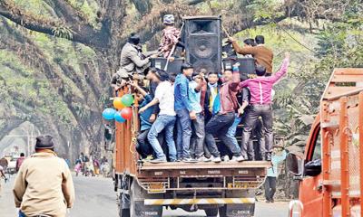 নাচাতে গিয়ে পিকআপ থেকে পড়ে কিশোরের মৃত্যু