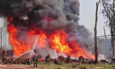 বিআইডব্লিউটিএ’র গুদামে আগুন, নিয়ন্ত্রণে ৭ ইউনিট