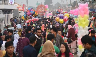 ছুটির দিনে বাণিজ্য মেলায় ভিড়