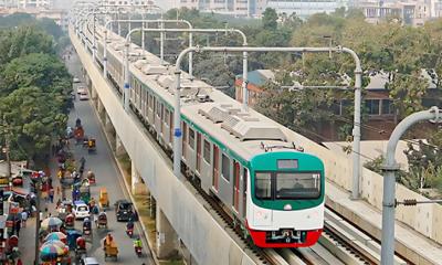 তারে আটকে গেল ঘুড়ি, বন্ধ মেট্রোরেল চলাচল