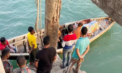 মিয়ানমার থেকে ডিঙি নৌকায় বাংলাদেশে এলো গুলিবিদ্ধ নারীসহ ৫ জন