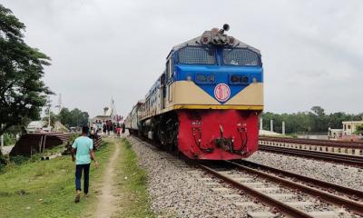 ৭ ঘণ্টা পর উত্তরবঙ্গের সঙ্গে সারা দেশের সঙ্গে ট্রেন চলাচল শুরু