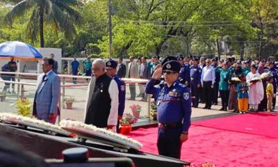 পুলিশ মেমোরিয়ালের বেদিতে স্বরাষ্ট্রমন্ত্রী ও আইজিপির শ্রদ্ধা