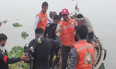 মেঘনায় ট্রলারডুবি: দুজনের মরদেহ উদ্ধার, নিখোঁজ ৬