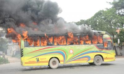 বনানীতে বাসে আগুন