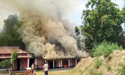 ক্লাস চলাকালীন সময় শ্রেণিকক্ষে আগুন