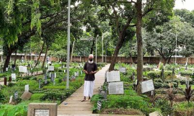 কবরস্থানে মিলল ২১ লাখ টাকা!