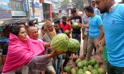 ফরিদপুরের সাধারণ ক্রেতাদের ৫০০ টাকায় গরুর গোস্ত সাথে ১০০ টাকায় বড় তরমুজ!