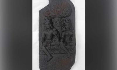 আক্কেলপুরে পুকুর সংস্কারের সময় প্রাচীন  কালো পাথরের মূর্তি উদ্ধার