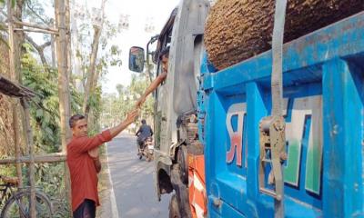 লক্ষ্মীপুর রামগঞ্জে প্রকাশ্যে মহাসড়কে বন কর্মকর্তার চাঁদাবাজি