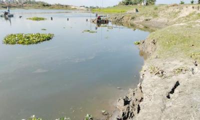 ড্রেজার দিয়ে মাটি খনন নষ্ট হচ্ছে ফসলি জমি