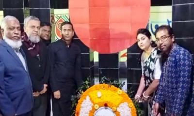 শালিখায় একুশের প্রথম প্রহরে শহীদ বেদীতে পুষ্পস্তবক অর্পন