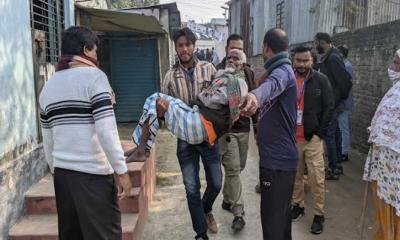 ভোট দিতে কোলে চড়ে কেন্দ্রে বৃদ্ধ তোফাজ্জল