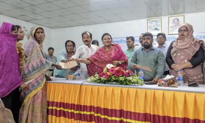 মানিকগঞ্জে এমপি মমতাজের ঐচ্ছিক তহবিলের চেক বিতরণ