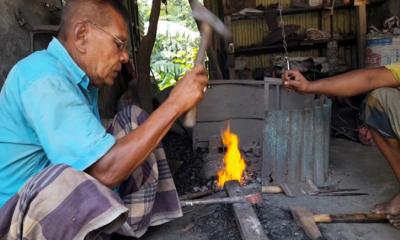 সিরাজগঞ্জে ব্যস্ত সময় পার করছে কামাররা