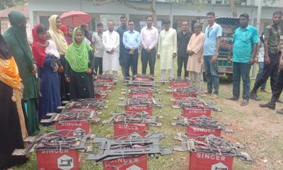 মদনে সেলাই মেশিন ও টিউবওয়েল বিতরণ