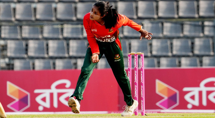 আন্তর্জাতিক ক্রিকেটে ফিরে উইকেট পেলেন সুমনা