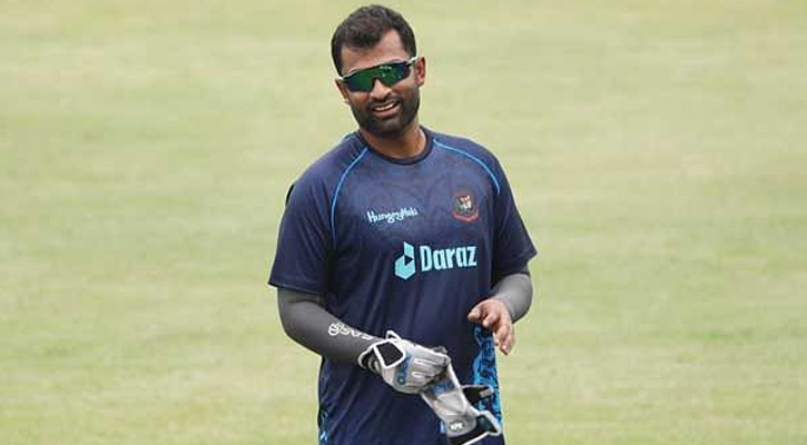 তামিমকে সম্মাননা জানাচ্ছে বিসিবি
