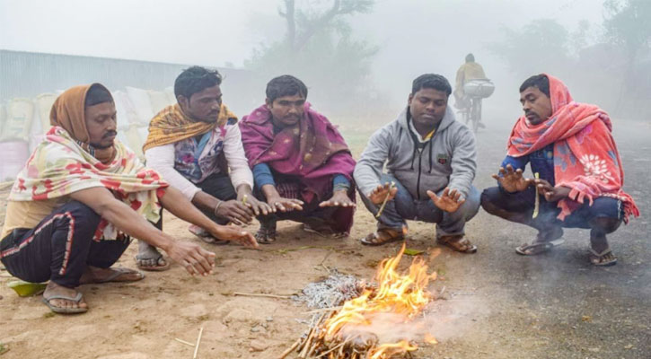 রেকর্ড সর্বনিম্ন তাপমাত্রায় কাঁপছে  তেঁতুলিয়ায়