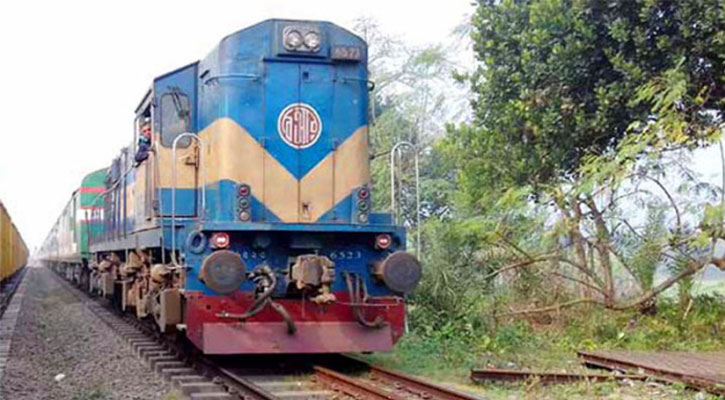 অবরোধেও নির্ধারিত সময়ে ছাড়ছে ট্রেন