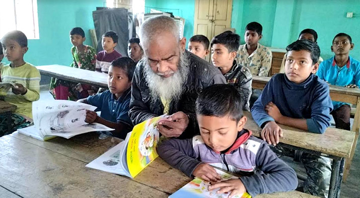 ক্লাস ওয়ানে ভর্তি হলেন ৬৫ বছরের বৃদ্ধ আব্দুল মান্নান