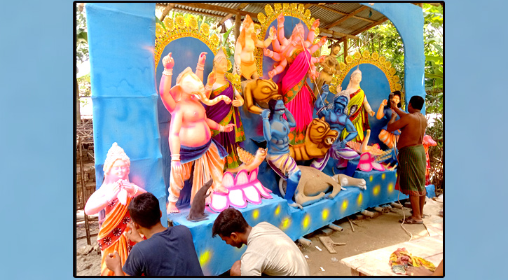 রং তুলির কাজে ব্যস্ত সময় পার করছে কেশবপুরের কারিগররা