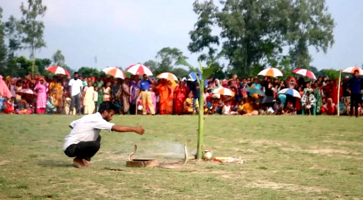 ঐতিহ্যবাহী ঝাঁপন খেলা দেখতে দর্শনার্থীদের উপচে পড়া ভিড়