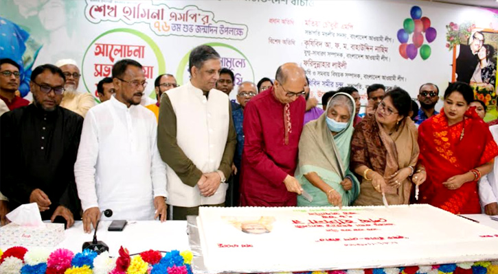 শেখ হাসিনাকে সুরক্ষায় দলের কর্মীরা প্রাচীর তৈরি করেছেন