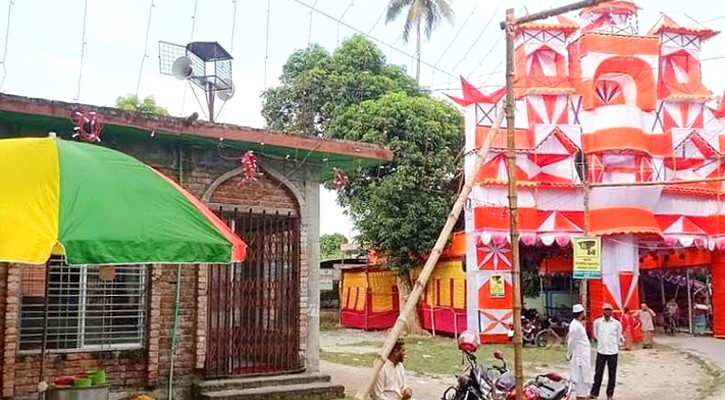 একই স্থানে মসজিদ-মন্দির, নির্বিঘ্নে চলছে নামাজ ও পুজা