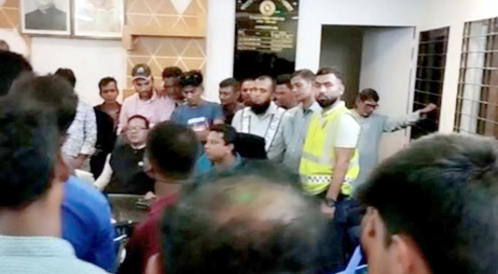 চেয়ারম্যানের কক্ষে আ.লীগের কেন্দ্রীয় নেতার উপর হামলা