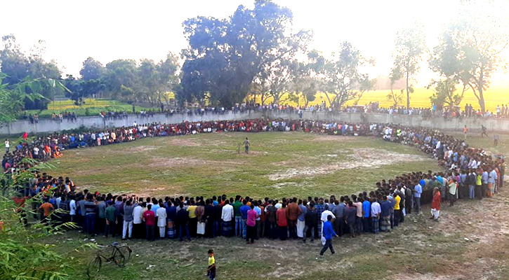 তন্ত্রে-মন্ত্রে সাপ টানা প্রতিযোগিতা