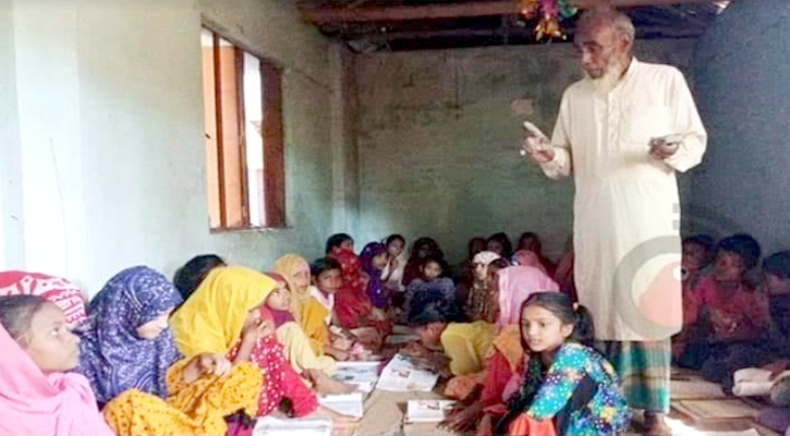 বিনা বেতনে ত্রিশ বছর পাঠশালা চালায় রশিদ মাস্টার