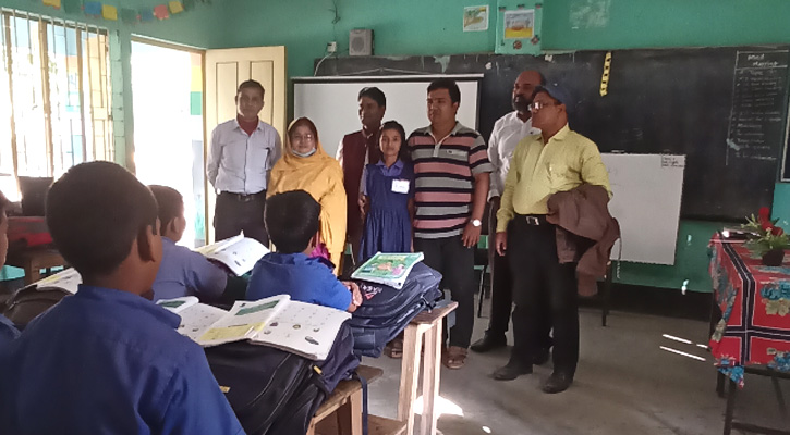 ঘোড়াঘাটে শিক্ষার্থীই শ্রেণীকক্ষে শিক্ষক