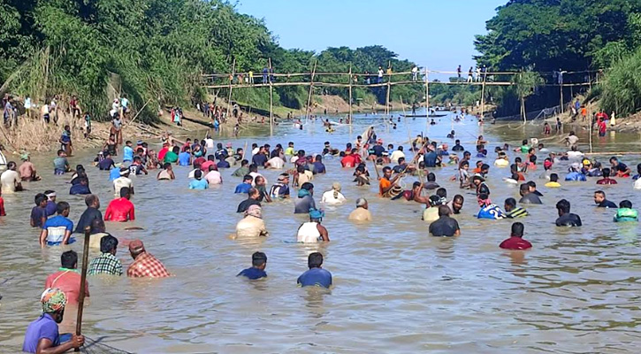 গ্রামীণ ঐতিহ্য ধরে রাখতে জুড়ীতে পলো বাওয়া উৎসব