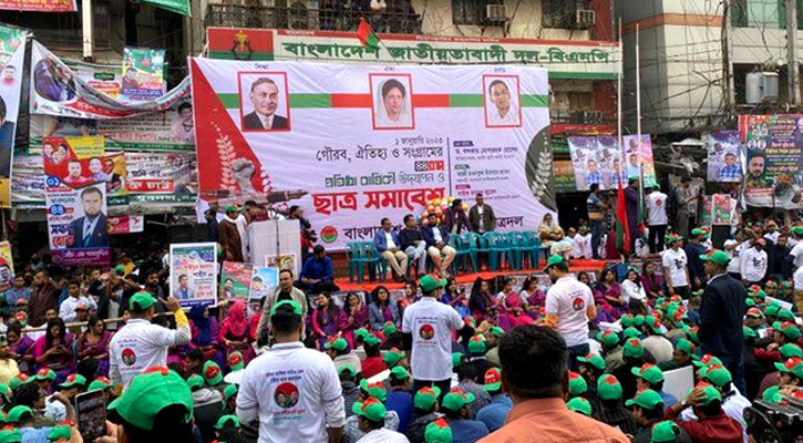 সড়ক বন্ধ করে সমাবেশ করছে ছাত্রদল, সতর্ক অবস্থানে পুলিশ