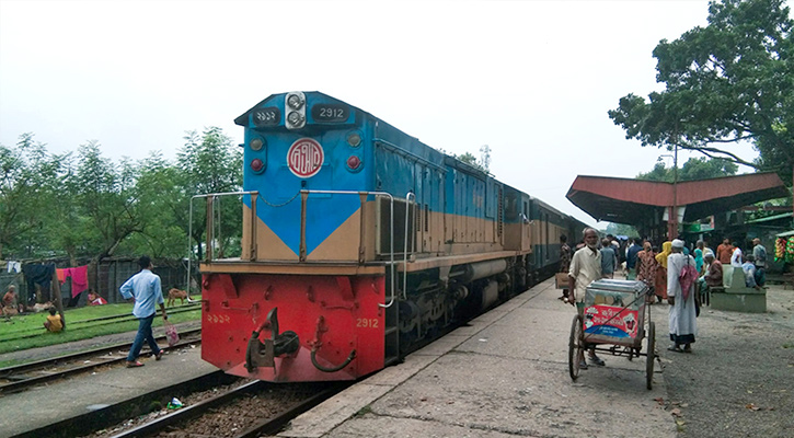 ট্রেনের ছাদে সেলফি, ২ তরুণ নিহত