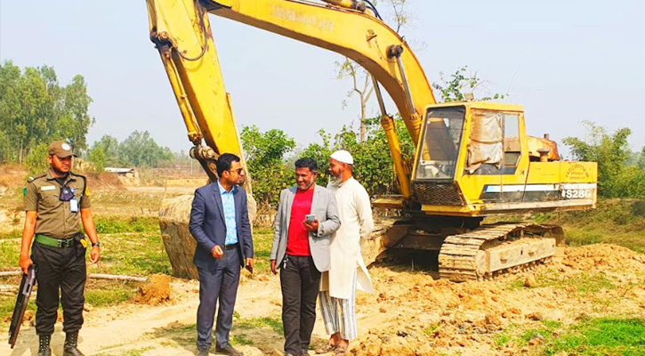 হাটহাজারীতে কৃষি জমির মাটি কাটায় জরিমানা, স্কেভেটর জব্দ!