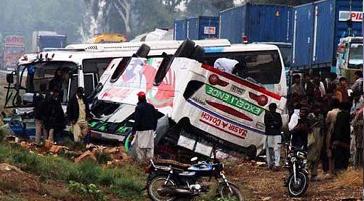 পাকিস্তানে বাস-ট্রাক সংঘর্ষে নারী ও শিশুসহ নিহত ১৭