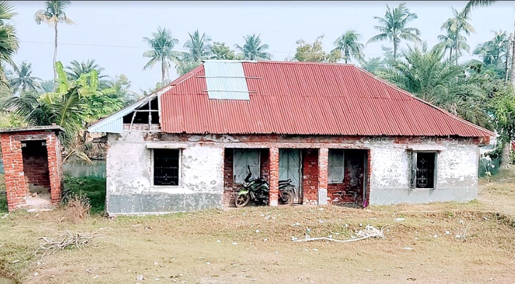 উপকূলের কমিউনিটি ক্লিনিকগুলোর বেহাল দশা, স্বাস্থ্যসেবা বঞ্চিত মানুষ