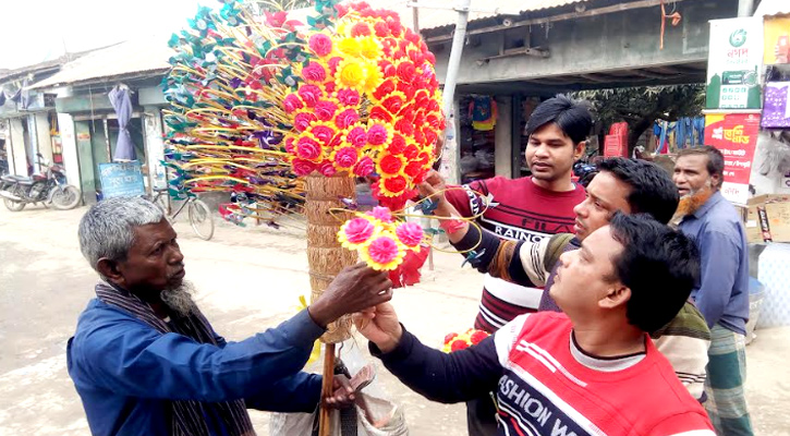 কাগজের ফুল বিক্রি করেই চলে হামিদের জীবন সংসার