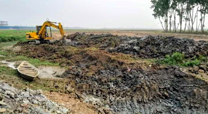 বাহুবলে সরকারি জমি থেকে অবৈধভাবে মাটি উত্তোলন, জরিমানা