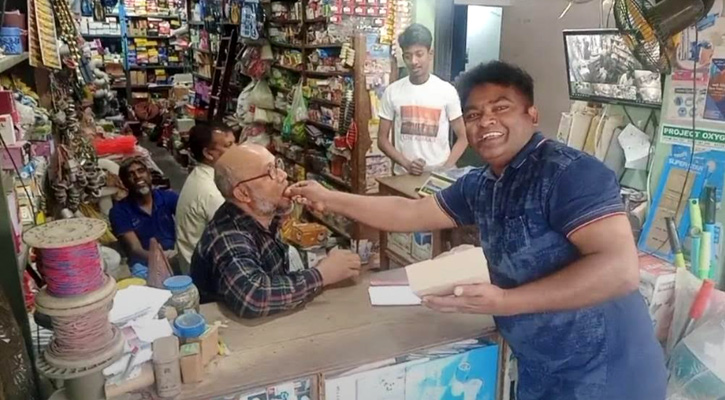 ইউএনও’র বদলির আদেশ,  উপজেলায় মিষ্টি বিতরণ