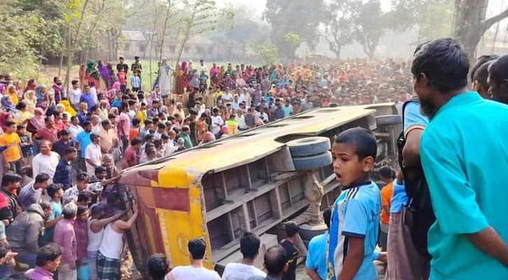 রংপুরে যাত্রীবাহী বাস উল্টে নিহত ২, আহত ১৫