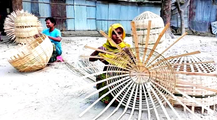 বাঁশের খাঁচা বানিয়ে চলে জোছনা বেগমের সংসার