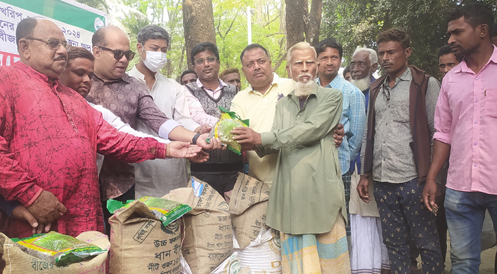 রাণীশংকৈলে কৃষকের মাঝে বিনামূল্য বীজ ও সার বিতরণ