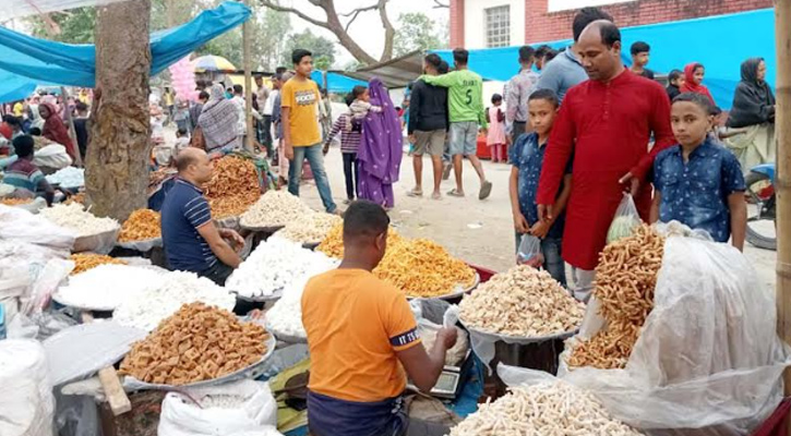 গাইবান্ধায় ঘাঘট নদীর পাড়ে ঐতিহ্যবাহী বারুনীর মেলা