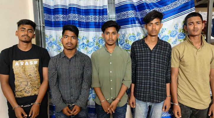 কক্সবাজারে পর্যটককে ছুরিকাঘাতের ঘটনায় ৫ ছিনতাইকারী আটক